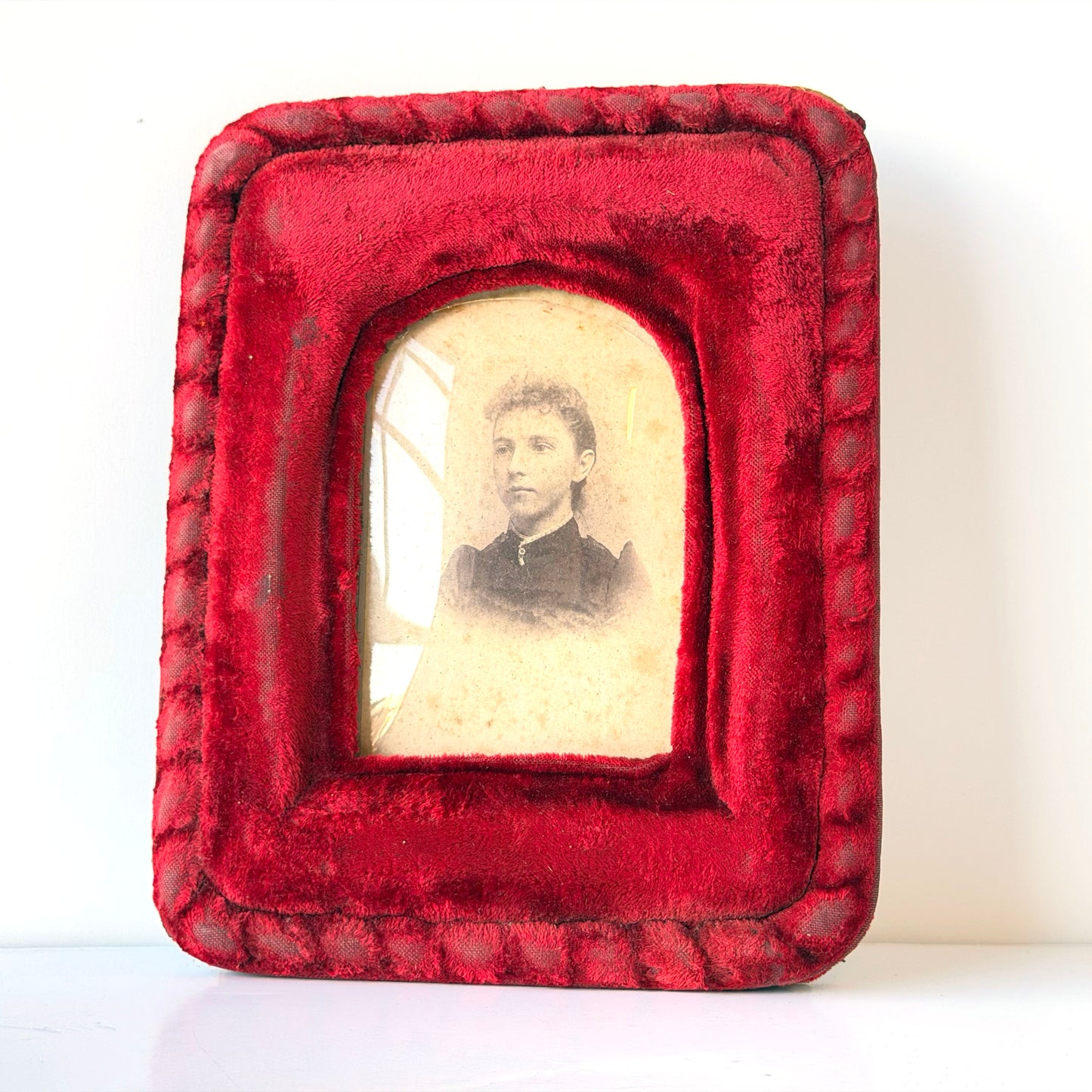 WD021 DISTRESSED RED VELVET UPHOLSTERED FRAMED PORTRAIT OF YOUNG WOMAN