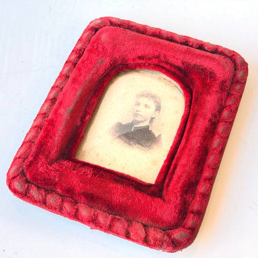 WD021 DISTRESSED RED VELVET UPHOLSTERED FRAMED PORTRAIT OF YOUNG WOMAN