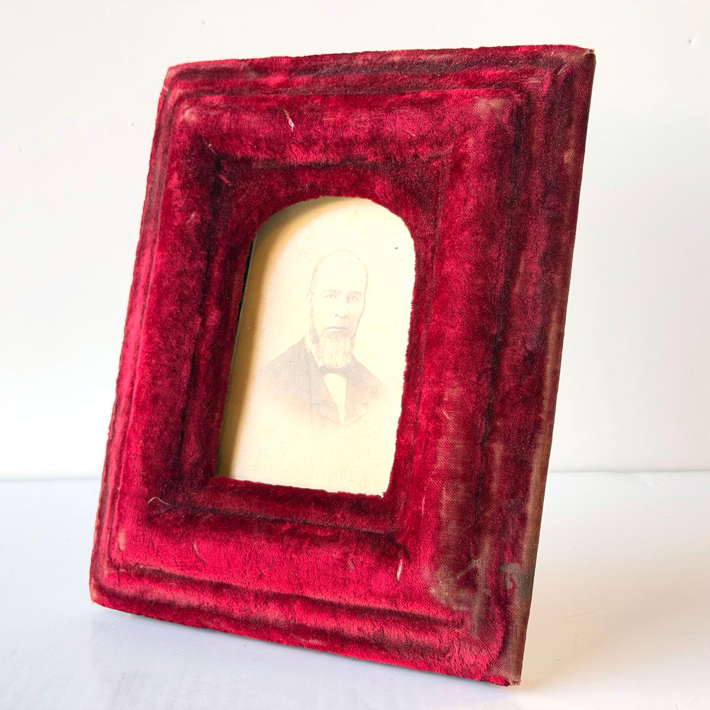 WD022 DISTRESSED RED VELVET UPHOLSTERED FRAMED PORTRAIT OF BEARDED MAN