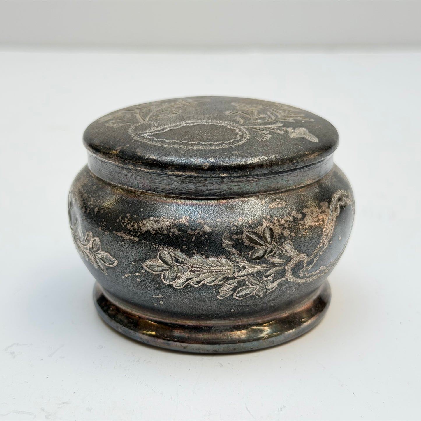 BB042 ANTIQUE SILVER POWDER BOX