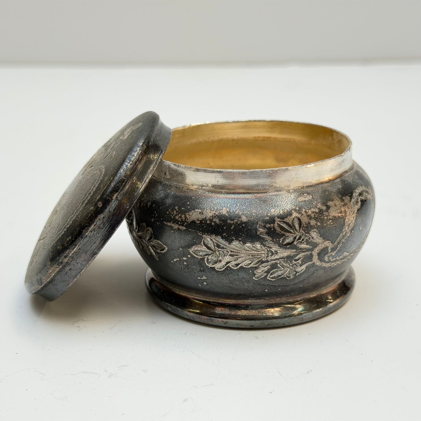BB042 ANTIQUE SILVER POWDER BOX