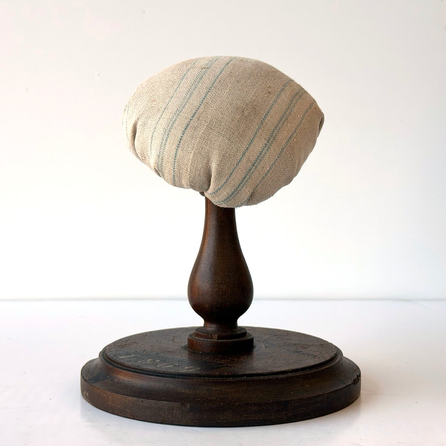OB139 ANTIQUE HAT FORM