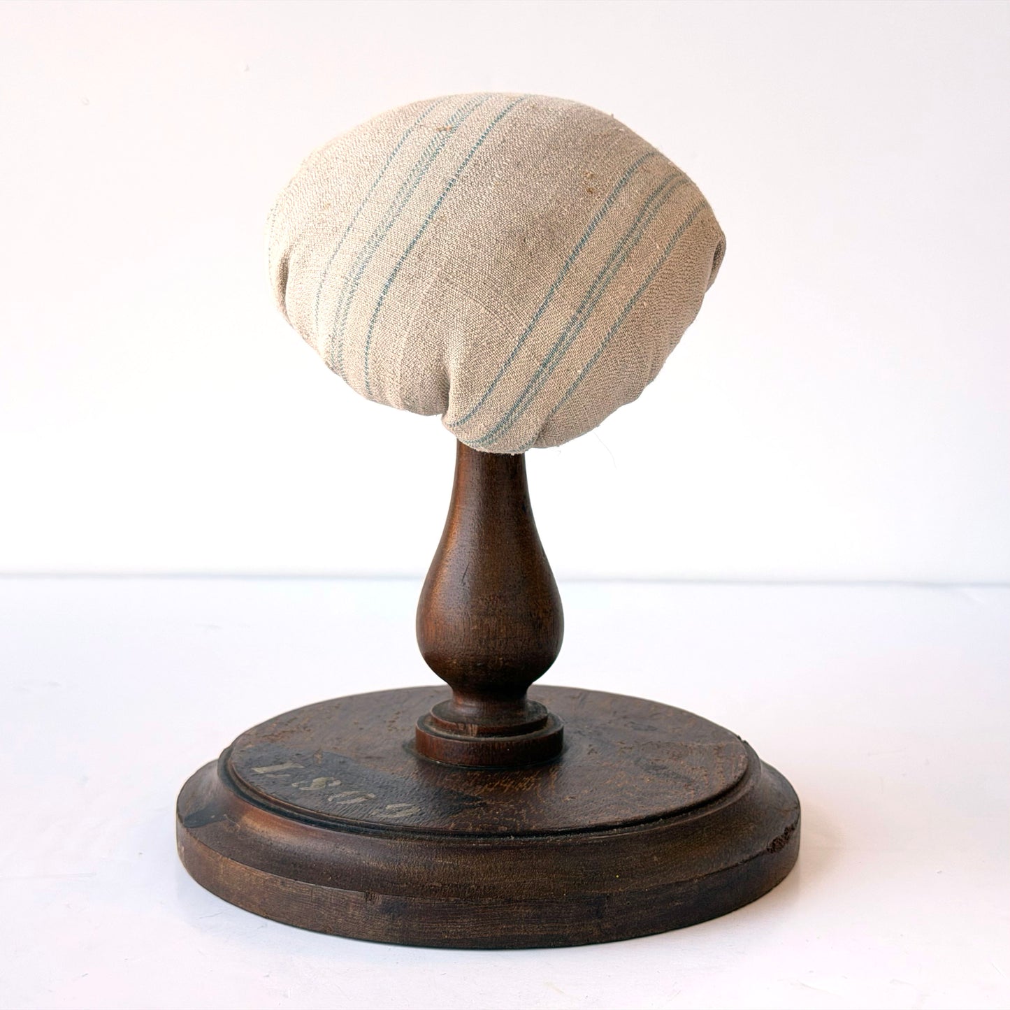 OB139 ANTIQUE HAT FORM