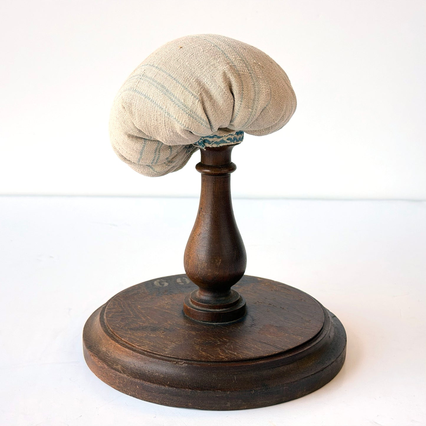 OB139 ANTIQUE HAT FORM