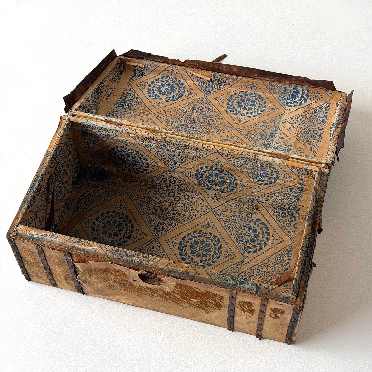 OB145 ANTIQUE LEATHER TRUNK